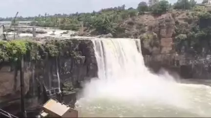 ಗೋಕಾಕ: ಗೋಕಾಕ ಪಟ್ಟಣ ಸೇರಿ ಹಲವು ಗ್ರಾಮಗಳಲ್ಲಿ ಕುಡಿಯುವ ನೀರಿನ ಸಮಸ್ಯೆ ಹಿನ್ನಲೆ ಹಿಡಕಲ್ ಜಲಾಶಯದಿಂದ ಗೋಕಾಕ ಫಾಲ್ಸ್ ಗೆ ನೀರು