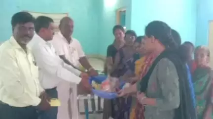 ಯಳಂದೂರು: ಪಟ್ಟಣದಲ್ಲಿ‌ ಉದ್ಯಾನವನಗಳ ನಿರ್ವಹಣೆ ಜವಾಬ್ದಾರಿ ಒತ್ತಿರುವ ಮಹಿಳಾ ಸಂಘದ ಪ್ರತಿನಿಧಿಗಳಿಗೆ  ಸಾಮಗ್ರಿ ಹಾಗೂ ಸುರಕ್ಷಾ ಕಿಟ್ಟು ಗಳನ್ನು ವಿತರಣೆ