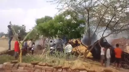 gaon janawali mein bhishan Aag lagne Se tahlaka macha hua Hai@