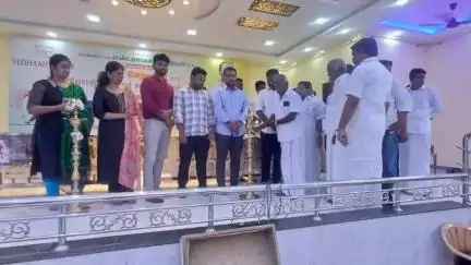 அறந்தாங்கி: குலவாய்ப்பட்டி தனியார் திருமண மண்டபத்தில் நடைபெற்று வரும் சிறப்பு மருத்துவ முகாமில் ஏராளமான பொதுமக்கள் பங்கேற்று வருகின்றனர்