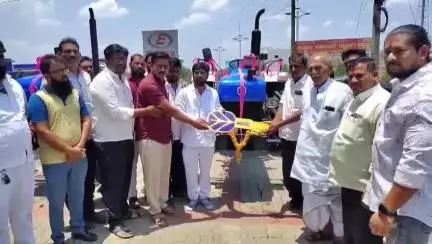 ಮುಧೋಳ: ನಗರದಲ್ಲಿ ಕೇಂದ್ರ ಸರ್ಕಾರದ ಕಿಸಾನ್ ಯೋಜನೆಯಡಿ ಮೂವರು ರೈತ ಫಲಾನುಭವಿಗಳಿಗೆ ಟ್ರ್ಯಾಕ್ಟರ್ ವಿತರಣೆ