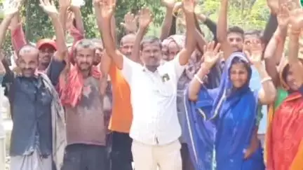 कुरसाकांटा: जागीर परासी में सड़क निर्माण में अनियमितता को लेकर ग्रामीणों ने संवेदक की मनमानी के खिलाफ किया प्रदर्शन #jansamasya