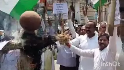 बिंदकी: जहानाबाद में फूंका गया आतंकवाद का पुतला, आतंकवाद मुर्दाबाद पाकिस्तान मुर्दाबाद के लगे नारे #operation sindoor
