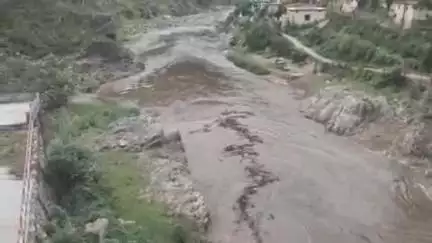 बीरोंखाल: बैजरो में पूर्वी नयार नदी का जलस्तर अचानक बढ़ा, नदी किनारे बसे गांव के ग्रामीणों की चिंता बढ़ी