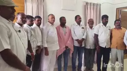 శాయంపేట నూతన బి ఆర్ ఎస్ సోషల్ మీడియా కన్వీనర్ ని అభినందించిన మాజీ ఎమ్మెల్యే గండ్ర