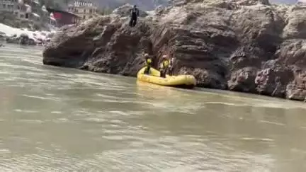 यमकेश्वर: नीमबीच में गंगा नदी में बहा युवक, युवक को ढूंढने के लिए एसडीआरएफ टीम चला रही है सर्च अभियान