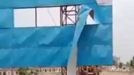 कल्याण: टिटवाळा येथील मांडा आझादनगर येथील अनाधिकृत होर्डिंगवर कल्याण डोंबिवली महापालिकेची कारवाई