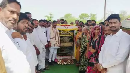 ఎం తుర్కపల్లి: ధర్మారం కర్షల్ గడ్డ వద్ద బిటి రోడ్డు నిర్మాణ పనులకు శంకుస్థాపన చేసిన ప్రభుత్వ విప్ బీర్ల ఐలయ్య