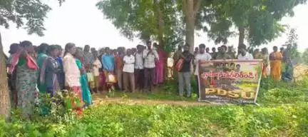 అశ్వాపురం: అశ్వాపురం గ్రామాలకు తరలండి  పి డి ఎస్ యు  గిరిజన గ్రామాల్లో పర్యటించిన పి డి ఎస్ యు  నాయకులు