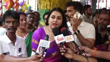 மாம்பலம்: மோடி பார்த்துகொண்டு சும்மா இருக்கமாட்டார் - வெங்கடாஜலபதி கோயில் முன்பு நடிகை நமிதா பரபரப்பு பேட்டி