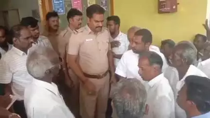 கந்தர்வகோட்டை: வட்டாட்சியர் அலுவலகத்தில் குளத்தூர் நாயக்கன்பட்டி கோவில் பிரச்சனையை சமாதானம் செய்து வைத்த வருவாய்த்துறையினர்