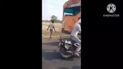 घिरोर: घिरोर और फिरोजाबाद बॉर्डर पर रोडवेज बसों की भिड़ंत, कई यात्री घायल, घायलों को सामुदायिक स्वास्थ्य केंद्र भेजा गया