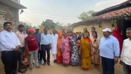 लावालौंग: विधायक जनार्दन पासवान दारी गांव में पहुंचे, लोगों से मिले और जनसमस्याओं से हुए अवगत