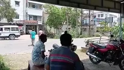 বারাসত ২: দিনে-দুপুরে চুরি করতে এসে গ্রামবাসীদের হাতে ধরা পড়লে একটা দুষ্কৃতি, তুলে দিল পুলিশের হাতে