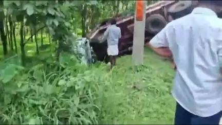 തൊടുപുഴ: ഏഴുമുട്ടത്തിന് സമീപം ലോറിയും കാറും കൂട്ടിയിടിച്ച് രണ്ട് പേർക്ക് പരിക്ക്