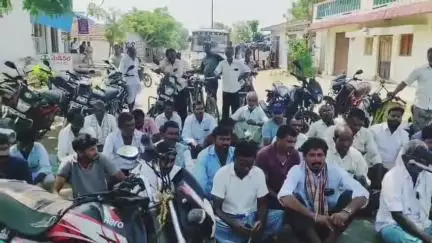 బీబీపేట: తుజాల్ పూర్ లో రోడ్డు పై బెఠాయించి నిరసన తెలిపిన రైతులు