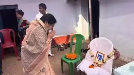 नीमडीह: घुटीयाडीह निवासी झारखंड आंदोलनकारी फणीभूषण महतो के श्राद्ध कार्यक्रम में शामिल हुईं विधायक सविता महतो