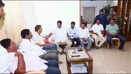 హసన్​పర్తి: వంగపహాడ్‌కి చెందిన సీనియర్ కాంగ్రెస్ పార్టీ లీడర్ అనారోగ్యంతో బాధపడుతుండడంతో పరామర్శించిన ఎమ్మెల్యే నాగరాజు