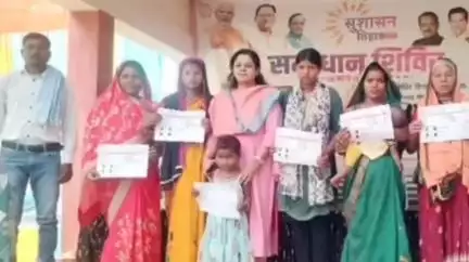 तमनार: चितवाही में सुशासन त्यौहार का आयोजन, बुजुर्गों का बना वय वंदन कार्ड, कहा- इस उम्र में इलाज होगा आसान
