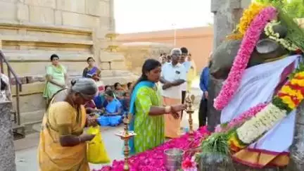 ஊத்துக்குளி: சர்க்கார் பெரியபாளையம் பகுதியில் உள்ள சுக்ரீஸ்வரர் கோவிலில் செந்தூர் தாக்குதல் வெற்றி பெற சிறப்பு பூஜை நடத்தப்பட்டது