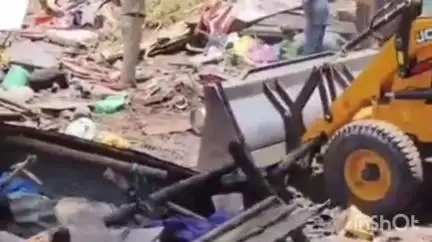 पलूस: पलूस तालुक्यातील रामानंदनगर झोपडपट्टी रेल्वे प्रशासनाकडून जमीनदोस्त, अफवांवर विश्वास न ठेवण्याचे आवाहन