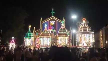 காளையார்கோவில்: புனித மூவரசர் நவ நாள் பள்ளித்தம்பம் பகுதியில் திருவிழா தேர் பவனி