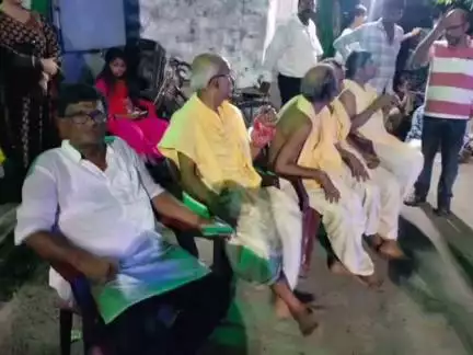 উলুবেড়িয়া ১: শ্রী শ্রী আনন্দ ময় কালী মাতার ১০৬ তম প্রতিষ্ঠা দিবস উপলক্ষে শনিবার অনুষ্ঠিত হল  গঙ্গা ঋতী ও আতশবাজি প্রদর্শন উলুবেরিয়া