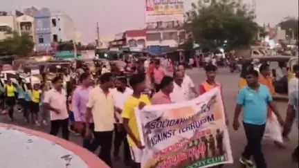హుజూరాబాద్: పట్టణంలో భారత సైనికులకు సంఘీభావంగా హాకీ క్లబ్ ఆధ్వర్యంలో జాతీయజెండాలతో ర్యాలీ నిర్వహించిన క్రీడాకారులు #oparationsindur