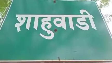 शाहूवाडी: शाहूवाडी तालुक्यातील मलकापूर अनुस्कुरा मार्गावरील लाडेवाडी येथे ट्रक आणि दूध वाहतूक करणाऱ्या पिक अपची समोरासमोर धडक .
