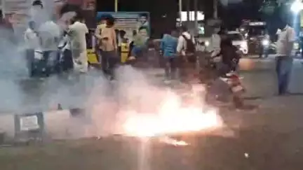 தாம்பரம்: போர் நிறுத்த அறிவிப்பு - தேசிய நெடுஞ்சாலையில் இனிப்பு வழங்கி கொண்டாட்டத்தில் ஈடுபட்ட பொதுமக்கள்