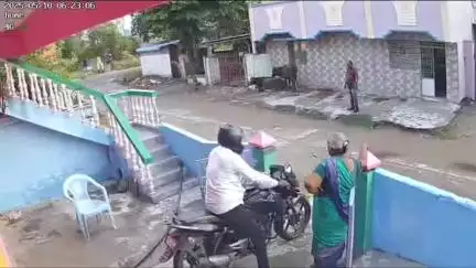 திருக்கோயிலூர்: நெடுங்கம்பட்டு கிராமத்தில் முன்விரோதத்தில் கூலி தொழிலாளியை முன்னாள் ராணுவ வீரர் இரும்பு கம்பியால் தாக்கும் சிசிடிவி காட்சிகள் வெளியாகி பரபரப்பு
