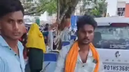 कटेया: कटेया बाजार में ट्रैक्टर ट्राली की चपेट में आने से दो युवक मारे गए, पुलिस ने शव पोस्टमार्टम के लिए भेजा