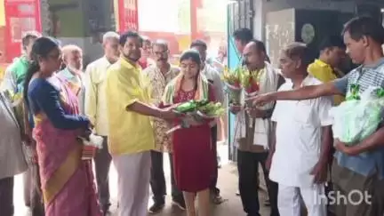 বরজোড়া: বড়জোড়ায় ব্লক‌ তৃণমূলের তরফে এবারের উচ্চ মাধ্যমিকে উত্তীর্ণ এলাকার কৃতি ছাত্র ও ছাত্রীদেরকে সংবর্ধনা প্রদান করা হল