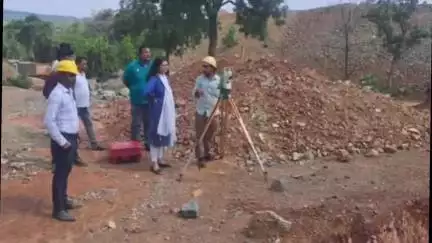 गोइलकेरा: पोड़ाहाट अनुमंडल पदाधिकारी ने झरझरा में स्टोन माइंस क्रेशर का किया निरीक्षण