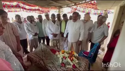 వర్ధన్నపేట: నల్లబెల్లి గ్రామ BRS సీనియర్ నాయకులు మృతి చెందడంతో వారి ఇంటికి వెళ్లి నివాళులు అర్పించిన  మాజీ మంత్రి