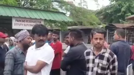 খুমটাই: মৌখোৱাত অঘটন, বিদ্যুতৰ তাঁৰ পৰি বিদ্যুৎস্পৃষ্ট হৈ এজন নৱম শ্ৰেণীৰ ছাত্ৰ নিহত, আহত আন দুই ছাত্ৰী, বিভাগৰ গাফিলতিৰ অভিযোগ