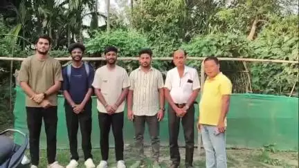 লক্ষীপুৰ: চুটকী, সোনাহাৰা গাঁৱৰ বিলাহী আৰু জলকীয়া খেতিত হোৱা বেক্টেৰিয়াজনিত ৰোগৰ পৰ্যবেক্ষণ নতুন দিল্লীৰ গৱেষণাৰ ছাত্ৰৰ দলৰ