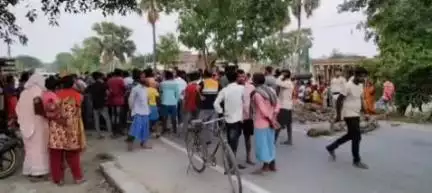 जलालपुर: जलालपुर धरान बाजार के पास सड़क दुर्घटना में घायल युवक की पटना में मौत, विरोध में सड़क जाम
