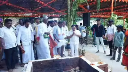 ಹಿರಿಯೂರು: ವಿ ಕೆ ಗುಡ್ಡ ಗ್ರಾಮದ ನೂತನ ದೇವಸ್ಥಾನದ ನೂತನ ಶಿಲಾ ವಿಗ್ರಹ ಪ್ರತಿಷ್ಠಾಪನೆ ಮತ್ತು ಗೋಪುರ ಮಹಾ ಕುಂಭಾಭಿಷೇಕ ಮಹೋತ್ಸವದಲ್ಲಿ ಸಚಿವ ಡಿ ಸುಧಾಕರ್