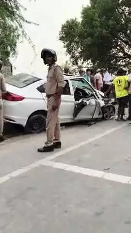 purvag road par bahut hi bada accident new 
Purva maurava Unnao ki road per hua hai 

#@