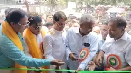 ফরাক্কা: বল্লালপুর কৃষক বাজারের পাশে ফিতে কেটে ফারাক্কা ব্লক স্বাস্থ্য কেন্দ্রের শুভ উদ্বোধন করেন সংসদ খলিলুর রহমান