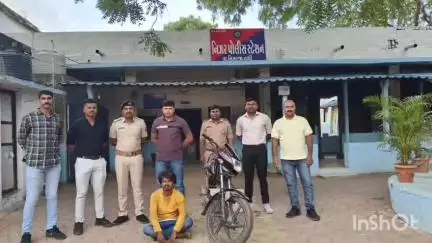 નિઝર: નિઝર પોલીસે વાંકા ચાર રસ્તા નજીકથી ચોરી ની બાઈક સાથે એકને ઝડપી લીધો.