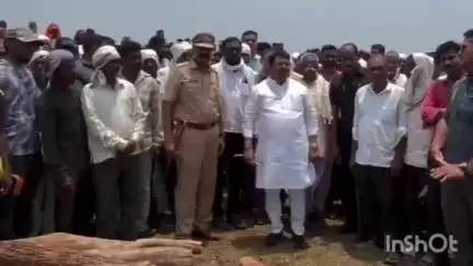 सिंदेवाही: मेंढा येथील वाघाच्या हल्ल्यात ठार झालेल्या तीन महिलेच्या अंत्यविधीसाठी आमदार वडेट्टीवार यांची उपस्थिती