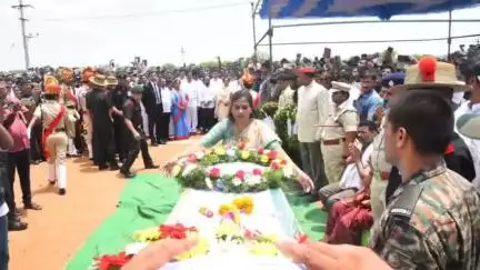 అమర జవాన్ కు నివాళి అర్పించిన హోం మంత్రి వంగలపూడి అనిత #OperationSindoor