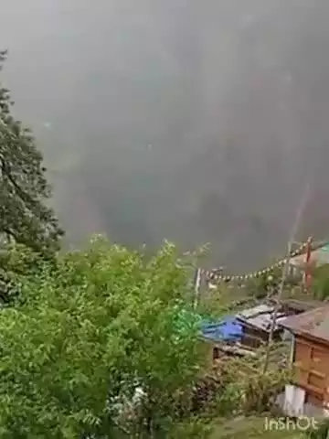 टापरी: किन्नौर जिला के उप तहसील टापरी के अंतर्गत आने वाले गांव में भारी बारिश शुरू हुई