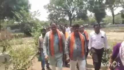 कैबिनेट मंत्री श्याम बिहारी जायसवाल ने चिरमिरी में पैदल घूमकर सुनी जनता की समस्याएं, वीडियो सोशल मीडिया पर हुआ वायरल