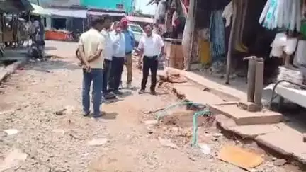 पाकुड़िया: पाकुड़िया बाजार में पीसीसी सड़क निर्माण के दौरान पेयजल पाइपलाइन ध्वस्त, विशेष कार्य पदाधिकारी ने किया निरीक्षण