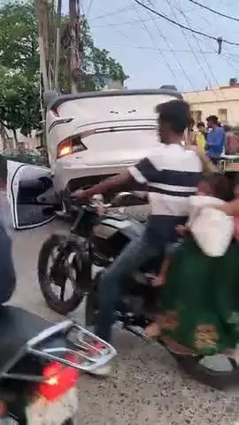 prayagraj mamphortganj k pass tirahe pr hua accedent kisi ki jaan nhi gai bs driver ko thoda  chot aai hai 
#anshul
#vir