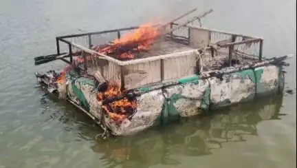 पुर्णा: कळगाव व धानोरा काळे येथील गोदावरी नदी पत्रात अवैध रेती उपश्यासाठी वापरण्यात येणारे तराफे पोलिसांनी केले नष्ट