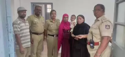 ಚನ್ನಪಟ್ಟಣ: ನಗರದ‌‌ ಸಾರಿಗೆ ಬಸ್ ನಿಲ್ದಾಣದಲ್ಲಿ ಹಣದ ಬ್ಯಾಗ್ ಕಳೆದುಕೊಂಡಿದ್ದ ಮಹಿಳೆಗೆ ನಗರ ಪೊಲೀಸರಿಂದ ಬ್ಯಾಗ್ ಹಿಂತಿರುಗಿಸಲಾಯಿತು